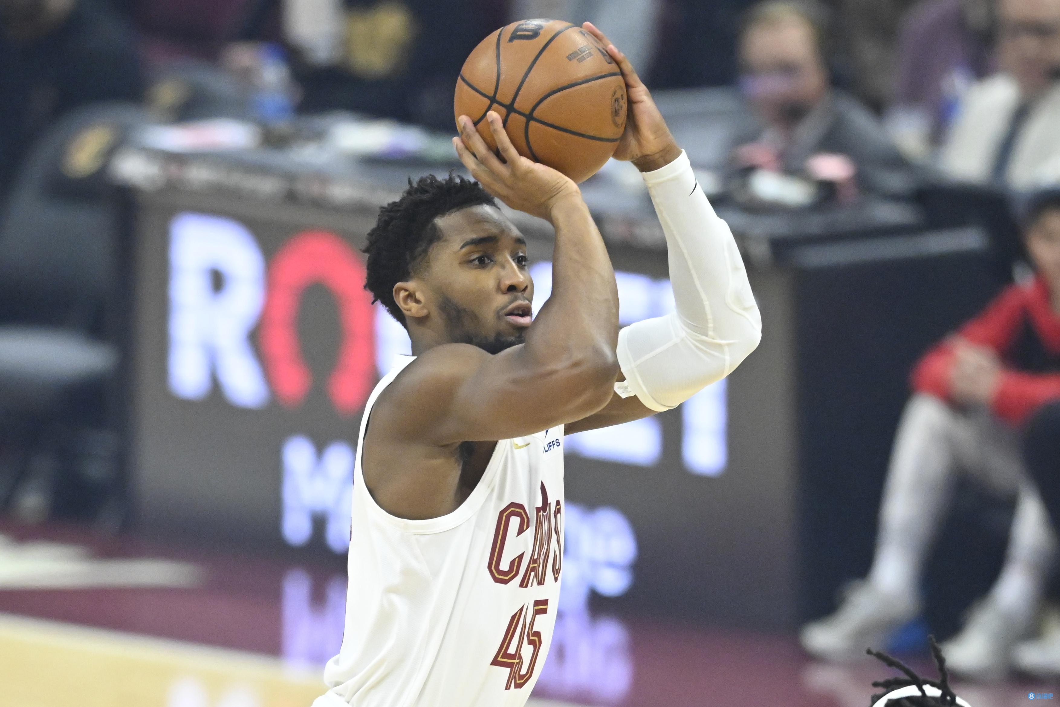 灾难！詹皇最后5分钟上场当卧底，13秒失误+不防守葬送湖人，东契奇带不动他