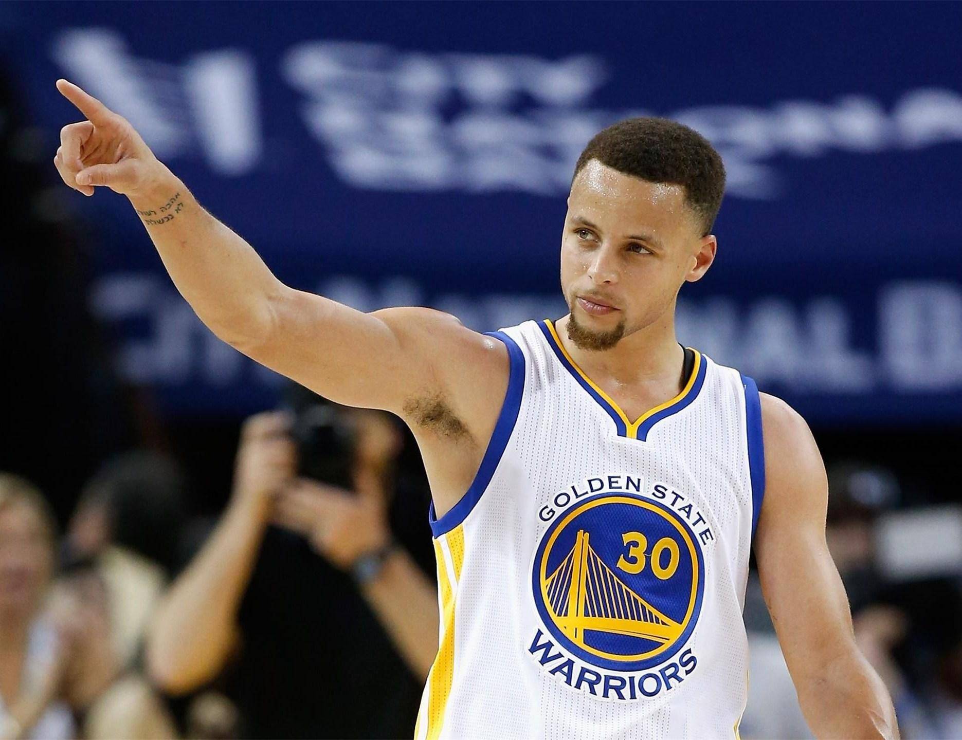 密尔瓦基勇士队在 1957 年击败洋基，汉克·阿伦在决赛中展现关键的长打火力