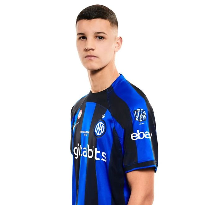 詹姆斯背身单打得分，引领球队节奏