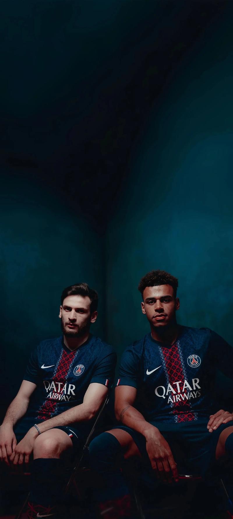 亚历山大在最后一防时被换下场了…🤔🤔布克三分准绝杀